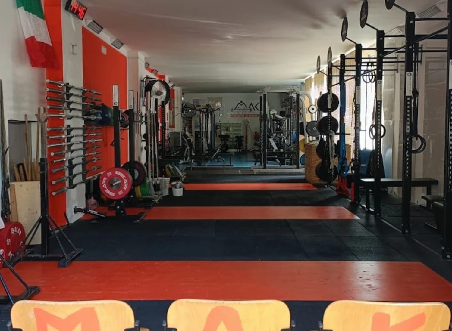La sala di Mak Training: pedana, rack e le lettere MAK sulla parete