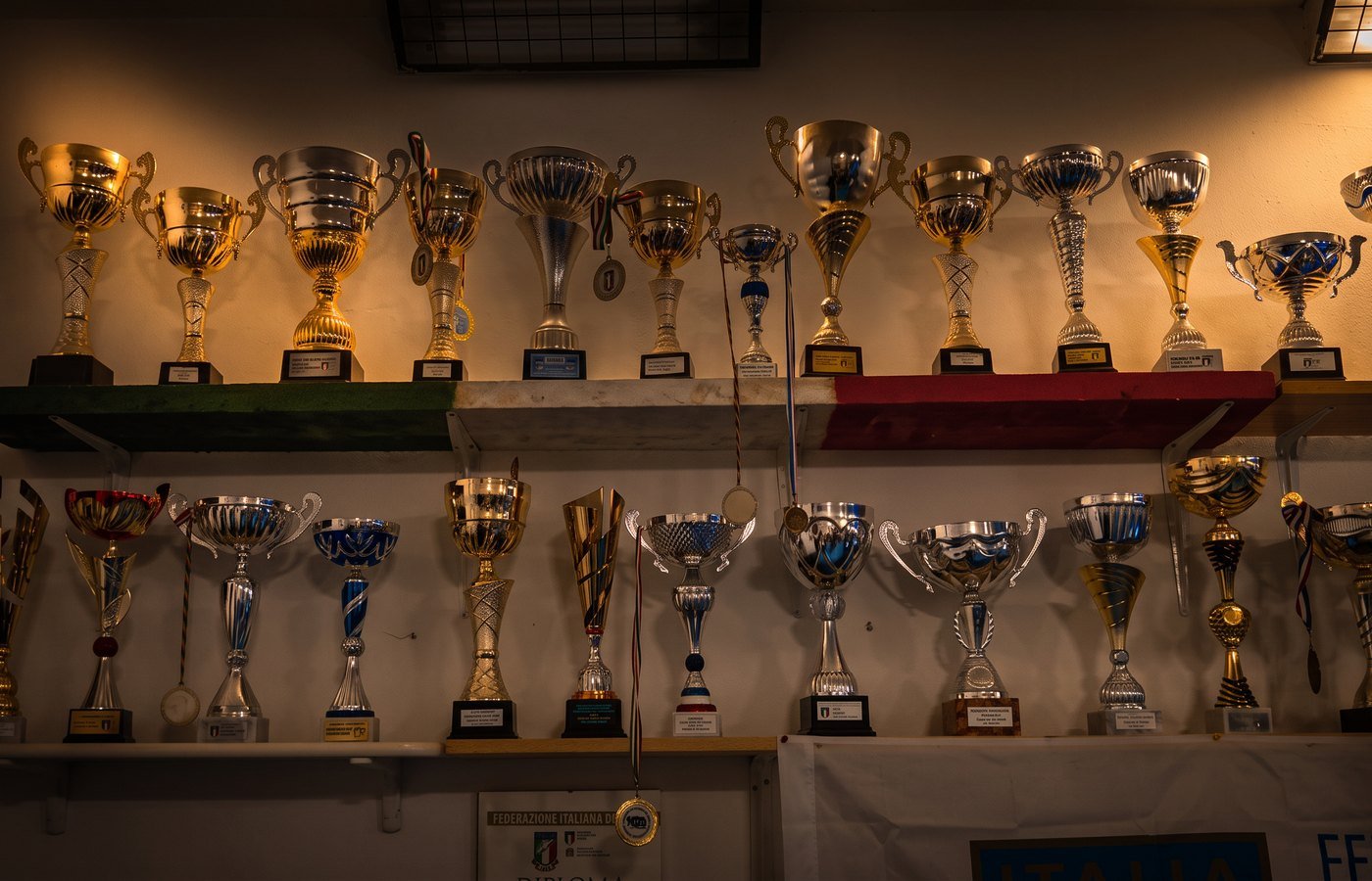 La mensola dei trofei vinti dagli atleti